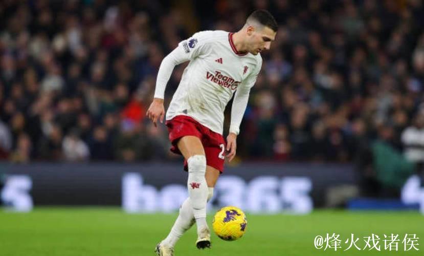 曼晚:曼联教练组为达洛特进行个性化训练,以提升其进攻站位 曼晚:曼联教练组为达洛特进行个性化训练,以提升其进攻站位